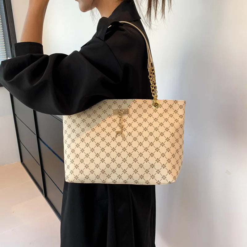 Luxora Grace - Bolso Tote de Cuero Suave con Accesorios Colgantes